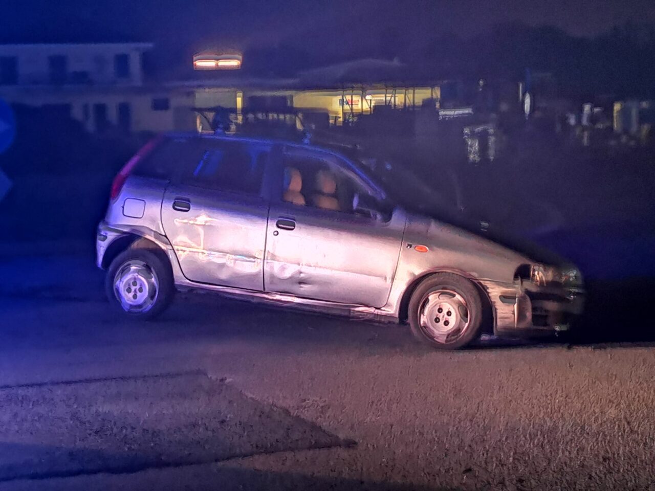Incidente a Valperga, pensionato finisce nella rotonda completamente al buio