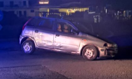 Incidente a Valperga, pensionato finisce nella rotonda completamente al buio