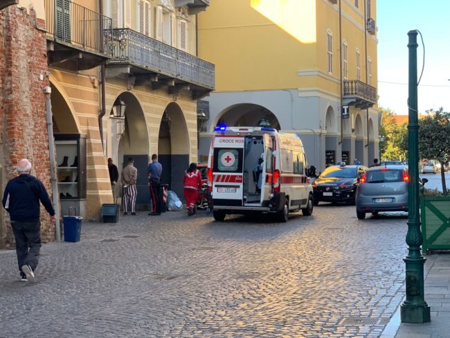 Aggredito mendicante in pieno centro a Chivasso | FOTO