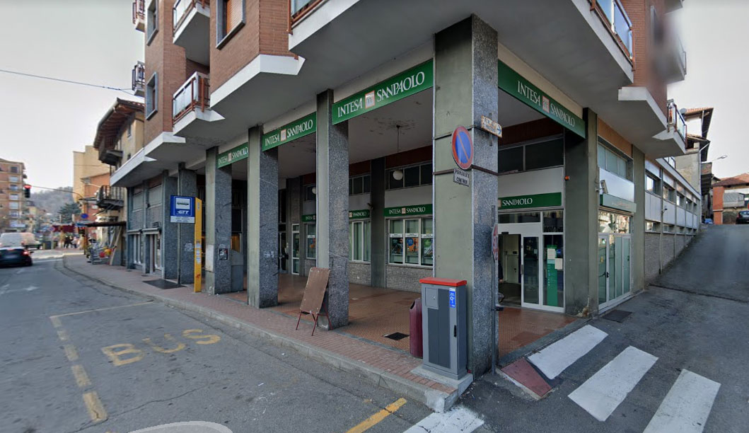 Bimbo di due anni rimane chiuso nel locale bancomat