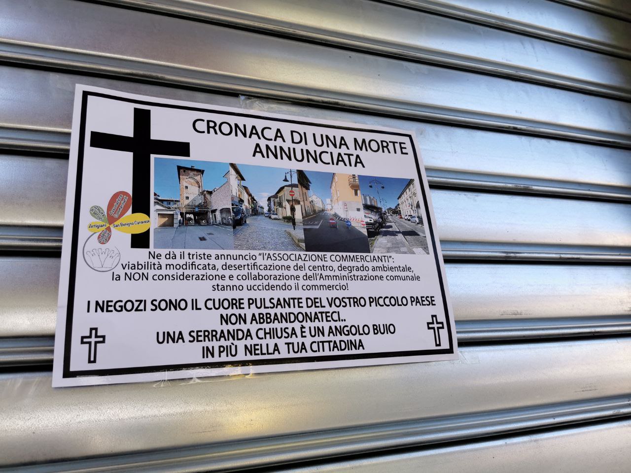 Necrologi sulle saracinesche dei negozi