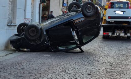 Scontro fra due auto in centro a Ciriè