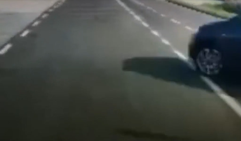 Il sorpasso azzardato e lo schianto in diretta Facebook: il video diventa virale