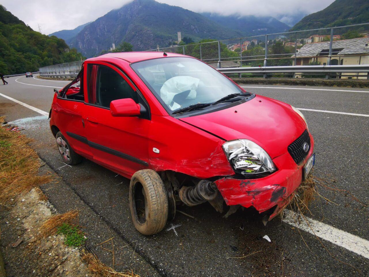 Sbanda e si schianta contro il guardrail, ferita una ragazza