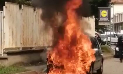 Auto prende fuoco durante la marcia in centro a Rivarolo