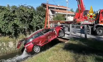 Incidente a Robassomero, auto finisce a mollo nel canale