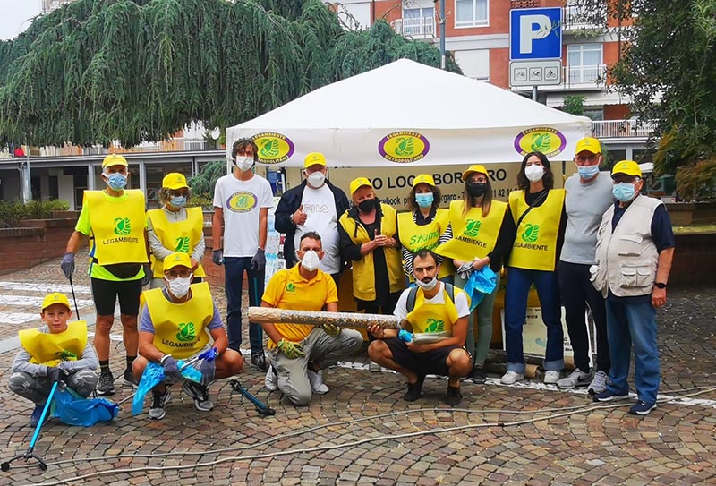 “Puliamo il Mondo”: caccia ai mozziconi dei… maiali