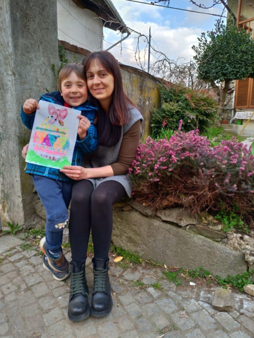 Laboratorio natalizio con materiali di riciclo