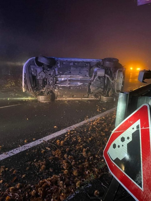 Incidente a Pont Canavese auto si ribalta con quattro persone a bordo