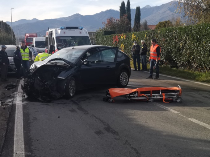Scontro frontale a Favria, ferita una donna