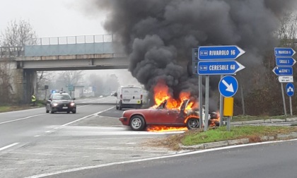 Auto in fiamme in via Caselle a Leinì
