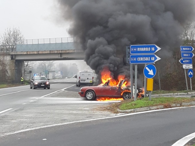 Auto in fiamme in via Caselle a Leinì