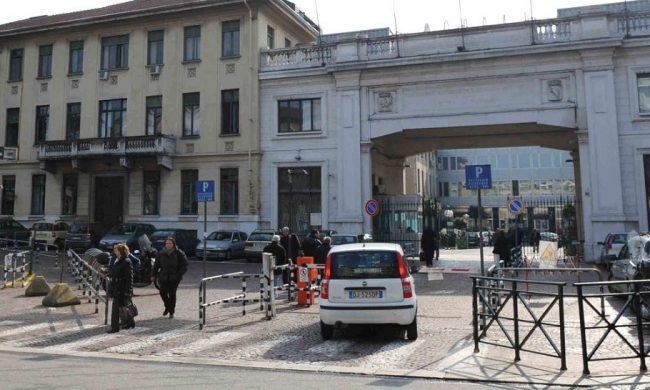 Positivi in ospedale, la direzione sospende le visite