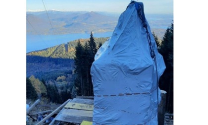Rimossa la cabina della funivia precipitata al Mottarone, operazioni in diretta