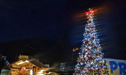 Pont entra nell'atmosfera natalizia con vie e piazze rallegrate da luci ed elfi