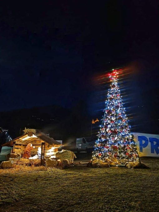 Pont entra nell’atmosfera natalizia con vie e piazze rallegrate da luci ed elfi