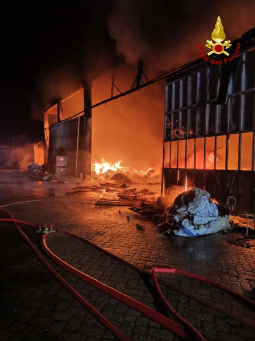 Notte di fuoco e paura distrutti camper e materie plastiche