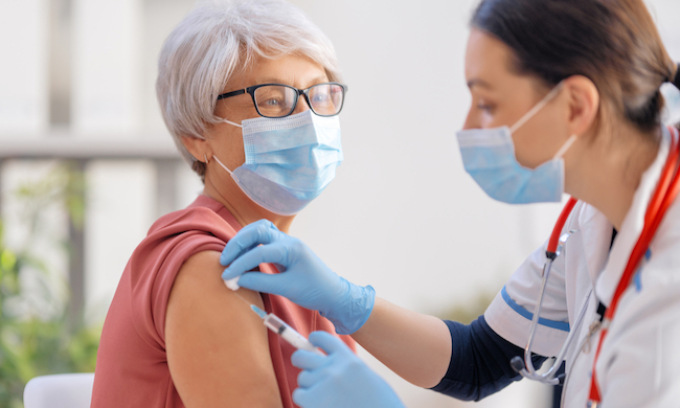 Vaccino Covid quarta dose, da domani il via alle prenotazioni