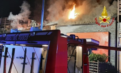 A fuoco il tetto di un'abitazione a Caselle, famiglia sfollata