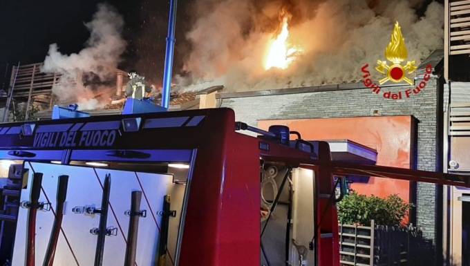 A fuoco il tetto di un’abitazione a Caselle, famiglia sfollata