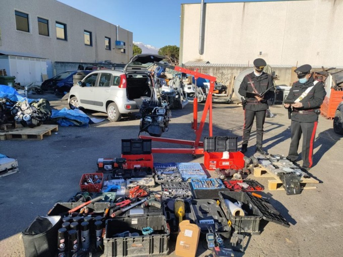 Scoperto il magazzino delle auto rubate