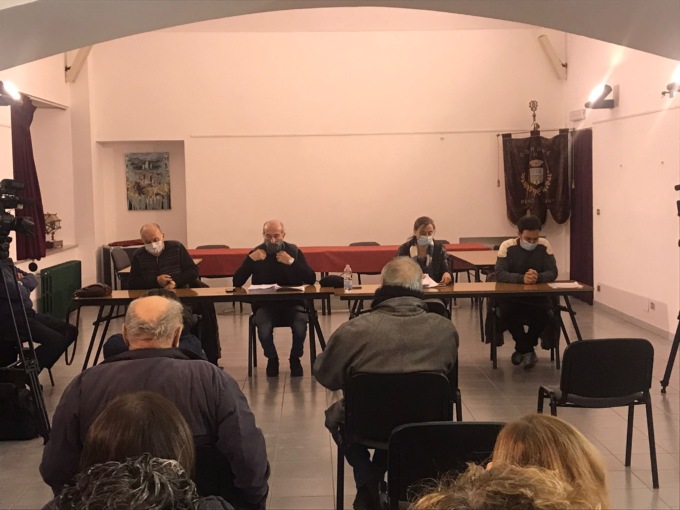 Nessun confronto alla riunione pubblica