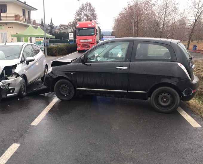 Scontro tra due auto, feriti portati in ospedale ad Ivrea