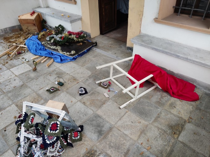 Vandali a Volpiano, distrutti albero e presepe della Cappella San Michele FOTO