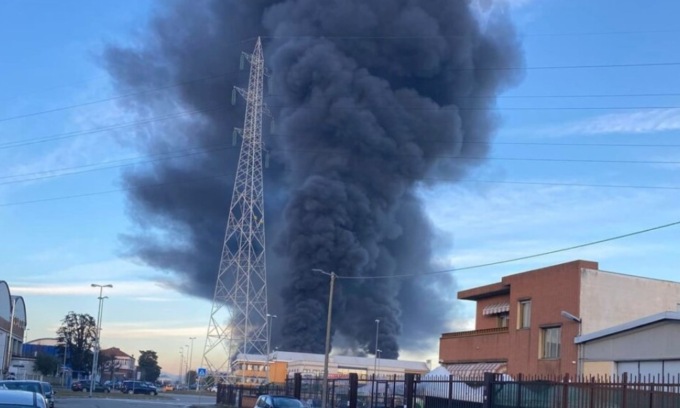 Incendio alla fabbrica che tratta materie plastiche, 30 persone ricoverate per intossicazione