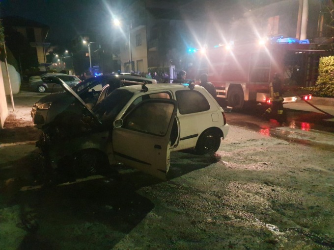 Auto a fuoco a Lanzo, la prontezza di un passante salva la situazione