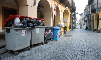 Cuorgnè rifiuti, scatta la protesta dei cittadini per le strade piene di immondizia