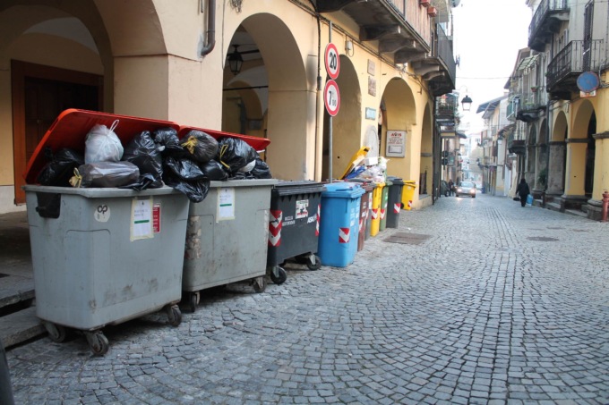 Cuorgnè rifiuti, scatta la protesta dei cittadini per le strade piene di immondizia
