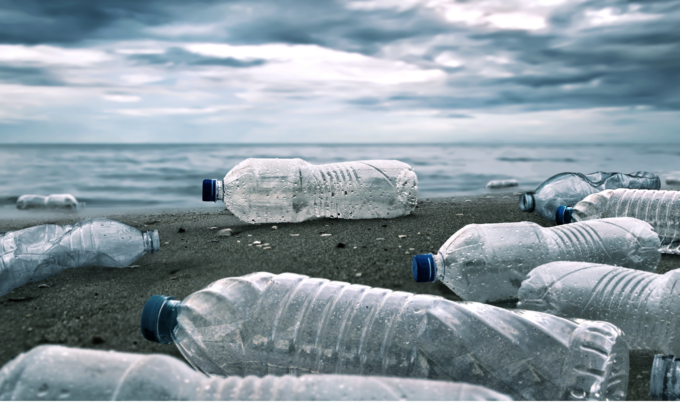 Da domani vietato l’uso di plastica monouso, ma le sanzioni a chi non si adegua slittano al 2023