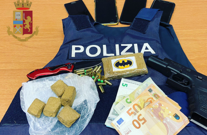 Pusher ai domiciliari, sequestrato l’hashish di “Batman”