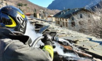 A fuoco il tetto di un albergo in disuso nelle Valli di Lanzo