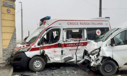 Brutto incidente per l'ambulanza della CRI Mappano che si scontra con un furgone