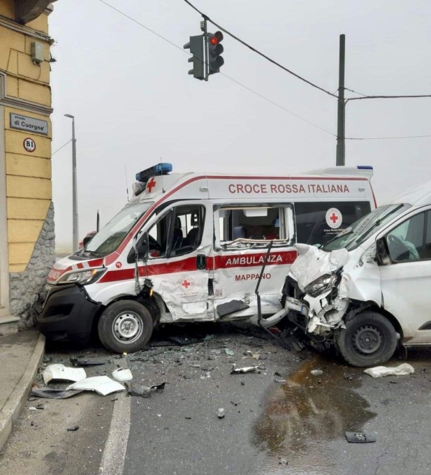 Brutto incidente per l’ambulanza della CRI Mappano che si scontra con un furgone
