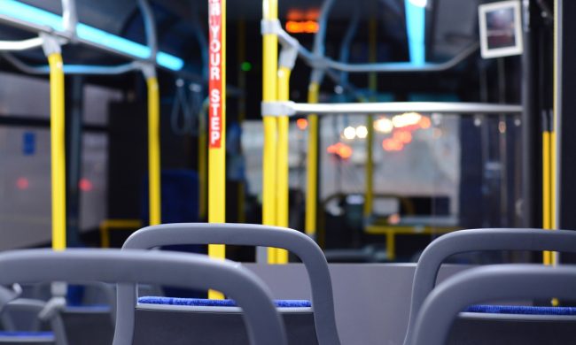 Sul bus senza mascherina: fermata dalla polizia, sferra un pugno ad un agente