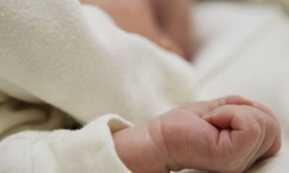 Neonata trovata nel water a Cirié: resta grave. La madre era sotto l’effetto di droghe