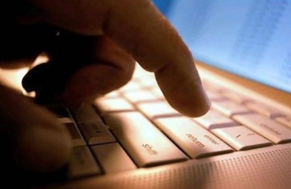 Furto nella scuola primaria: rubati diciotto notebook e distrutto il carrello di ricarica