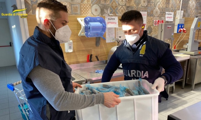 Controlli a Porta Palazzo: sequestrata una tonnellata di alimenti