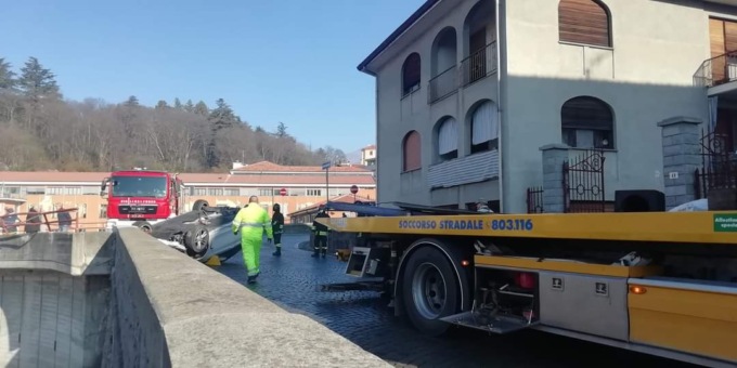 Auto cappottata a Ivrea lungo corso Garibaldi