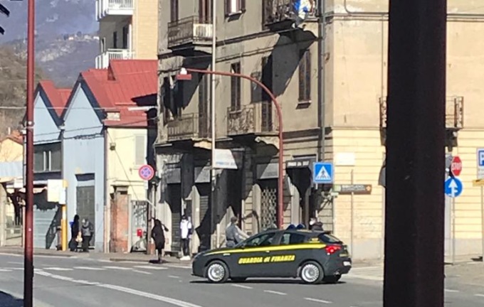 Forte vento in tutto il Canavese, a Ivrea stacca delle lamiere da uno stabile