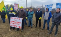 Agricoltori protestano sulla 460 contro la nuova strada