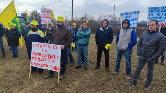 Agricoltori protestano sulla 460 contro la nuova strada