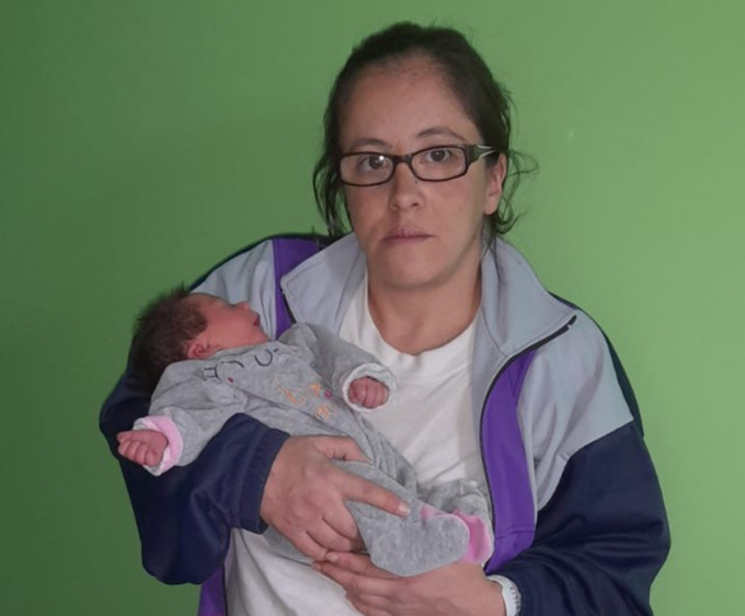 Mia ha fretta: mamma Gessica partorisce in cortile prima dell’arrivo dell’ambulanza