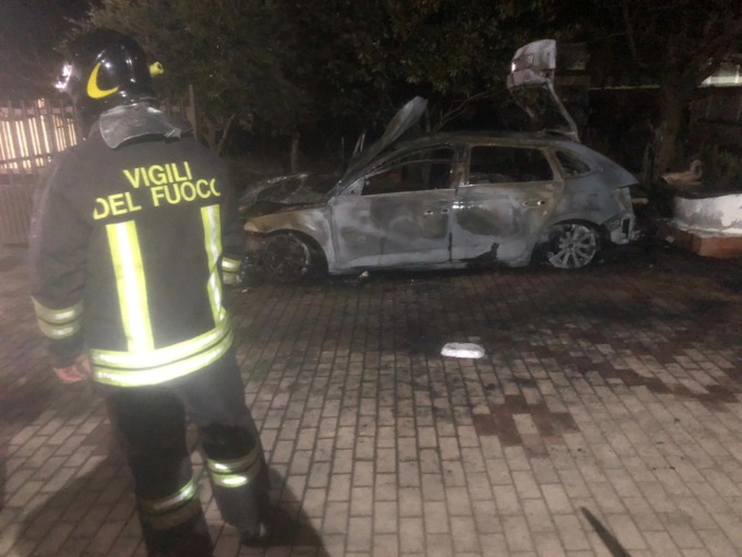Saltano la recinzione, entrano nel cortile e danno fuoco all’auto