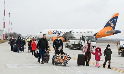 Bambini ucraini malati di cancro atterrati a Torino per essere curati al Regina Margherita