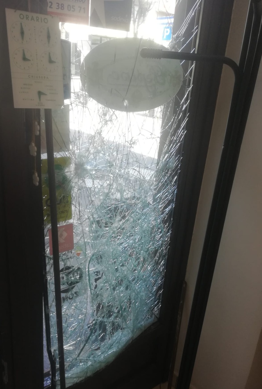 Spaccate a Rivarolo, arrestato l’autore dei furti in due negozi del centro