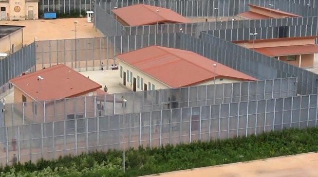 Ospite del Centro di Permanenza per il Rimpatrio brucia materassi e suppellettili